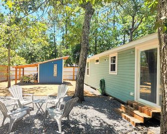 Walking Distance to the Beach 2 Bed 1 Bath Beach Cottage on beautiful Oak Island - Oak Island - Patio