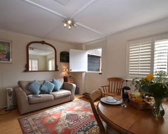 Studio 22 - Rye - Living room