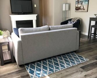 Dragon Fly retreat lakeside suite - Cassidy - Living room