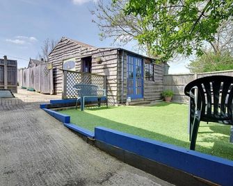 'The Ferns' One Bedroom Country Lodge - Sturminster Newton - Патіо