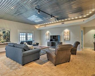 Central Blowing Rock Hideaway Near Everything - Blowing Rock - Living room