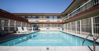 Econo Lodge Downtown - Albuquerque - Bể bơi