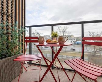 Warsaw Praga Kokoryczki Apartments with Parking by Noclegi Renters - 華沙 - 陽台