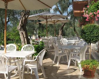 Hotel Zanetti - Torri Del Benaco - Innenhof