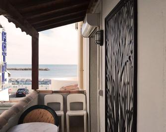 هوتل لو دوفين بلو - سانت- ماري-دو-لا-مير - شرفة