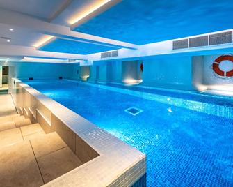 Brighton Harbour Hotel - Brighton - Piscina