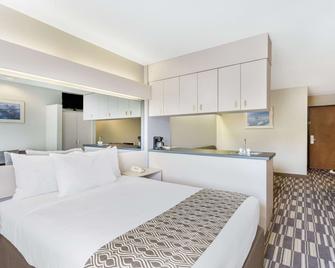 Microtel Inn & Suites by Wyndham Richmond Airport - Sandston - Bedroom