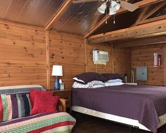 100 Acres on Lake Hartwell. Get back to nature. Experience the magic! - Westminster - Bedroom