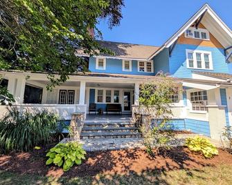 Beechmont-Charming Colonial for Events and Getaways! - Bridgeport - Building