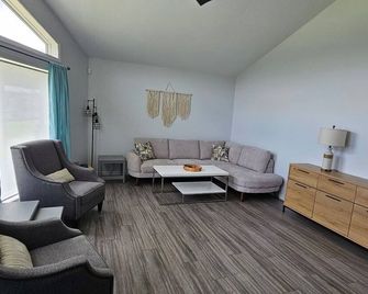 Course Side Acreage Get Away, Apple Trees, Wildlife, Lake Views, Fire pit - Rimbey - Living room