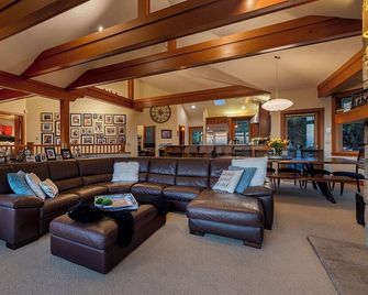 Family Friendly Waldport Beach Home with Panoramic Ocean Views - Waldport - Lounge