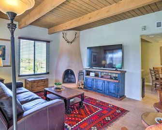 Traditional-Style Adobe Casita - Walk to Dtwn - Santa Fe - Living room