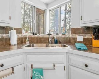 Cozy cabin 5 miles away from Ski resort, 1 mile away from convention center - Big Bear - Kitchen
