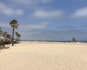 The Art Home. Steps to the Sand in Newport Beach - Newport Beach - Playa