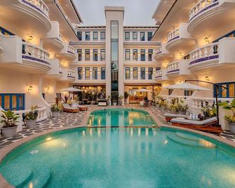 Azalea by Stone Wood Premier - Varca