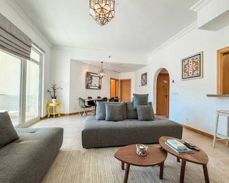 Upgraded 2BR apartment at the beach - Shoreline 1 - Dubai - Living room