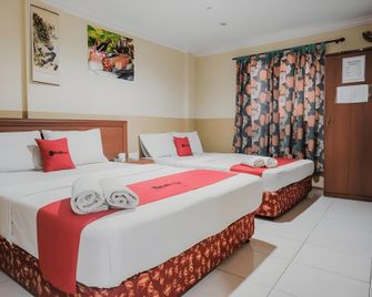 RedDoorz near Nagoya Hill Mall Batam 5 - Batam - Bedroom