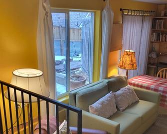 Mapleton Hill - Artists Colorful Apartment in Welcoming Home - Boulder