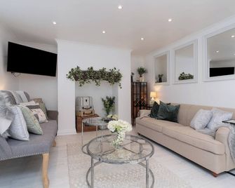 Central Apartment - with Patio and Sofa Bed! - Cheltenham - Living room