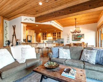 KBM Resorts In The Trees Walk to Deer Valley Resort Community Shuttle to Main St. Pri Hot tub Quiet setting ITT-22 - Park City - Living room