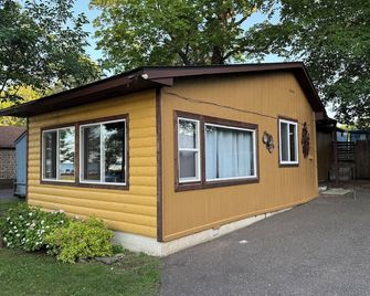 Sw Mille lacs lake - Onamia - Building