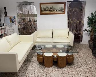 Peaceful Country Villa Sax Alicante. Surrounded By Olive Groves And Fruit Trees. - Sax - Sala de estar