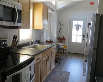 Cabin 1 - Cabins on Kearney Hill with WiFi, AC - Nebraska City - Kitchen