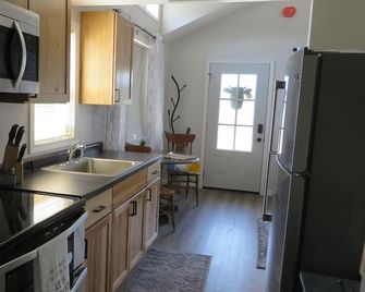 Cabin 1 - Cabins on Kearney Hill with WiFi, AC - Nebraska City - Kuchyň