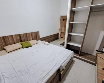 OYO 93870 Damai Guest House Cirebon - Cirebon - Bedroom