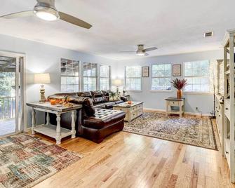 Secluded 2-Home Getaway on Less Than 13 Forest Acres! - Mossy Head - Living room