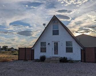 Desert Lake Cottage: Lake fun and desert adventuring - Delta - Building