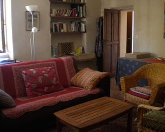 Large 19th century farmhouse renovated with taste and simplicity - garden, terra - Gordes - Sala de estar