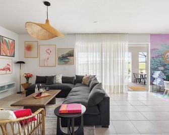 Sleeps 26 Resort Home w On-Site Waterpark Pool Flamingo Grove by AvantStay - Davenport - Wohnzimmer