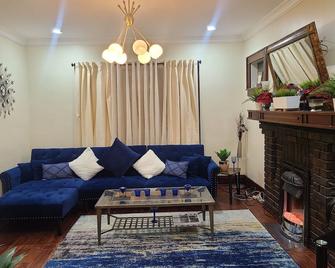 3 BR House in Toronto Downtown - โตรอนโต - ห้องนั่งเล่น