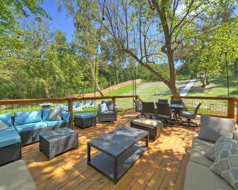 River Bend Bliss: Where Memories flow with the River - Cedar Creek - Patio