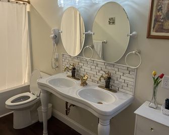 Holland Farmhouse Inn B&B - Holland - Bathroom