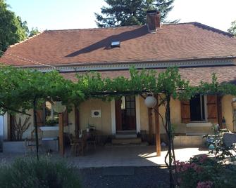 Rural and quietly located fermette me terrace, close to all amenities - Lanouaille - Patio