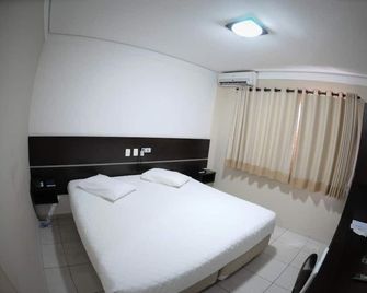 Cristal Palace Inn - Lins - Schlafzimmer