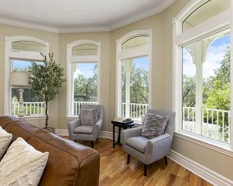 Luxury 5 Bedroom 4.5 Bath Dream Estate with Resort-like Pool In Wine Country - Sutter Creek - Living room