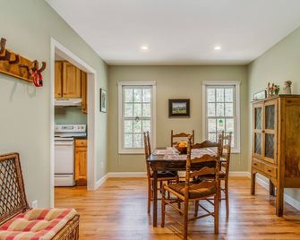 Cozy Mountain Top Cabin 13 Acres Near Dupont State Forest-Pet Friendly-Wifi- Ev - Pisgah Forest - Dining room