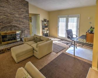Private Plymouth Hideaway - 13 Miles to Ann Arbor! - Canton - Living room