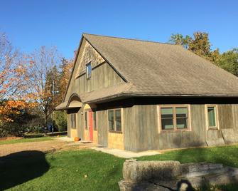 South Hero Guesthouse with lake access and great sunsets - South Hero - Building