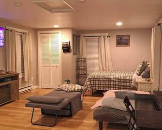 A cozy sunny studio to forget your worries and make memories with loved ones. - Rochester