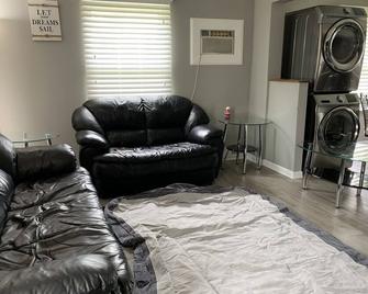 New Kid in Town, Lake Wawasee , 2 Bedroom Condo Channel Front with Boat Pier - Syracuse - Sala de estar