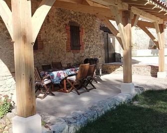 Spacious Cottage, private pool with great views, good for relaxing, hiking, golf - Pailloles - Patio