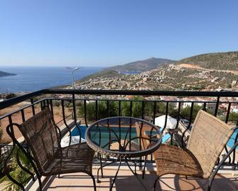 Recently Upgraded Luxury Villa with Private Heated Pool and Views of Kalkan Bay - Kalkan - Balcón