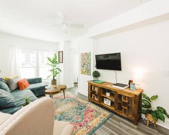 Inspire Creativity in Downtown St Pete at The Artist Way! - St. Petersburg - Living room