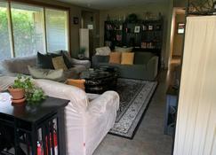 Three bedroom home with fenced in yard. - Skagway - Living room