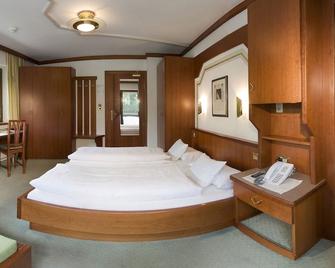 Hotel-Garni Jakober - Tux - Schlafzimmer