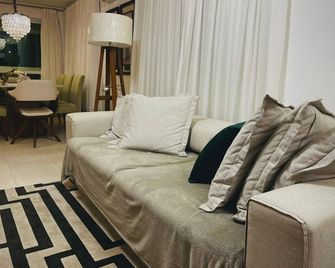 Elegância à Beira-mar: Conforto e Luxo no Bali Beach - بينها - غرفة معيشة